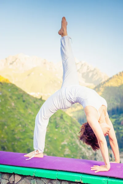 Asian woman doing yoga at mountain — Stock Photo, Image