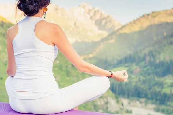 Hermosa mujer relajándose y meditando al aire libre en la montaña —  Fotos de Stock