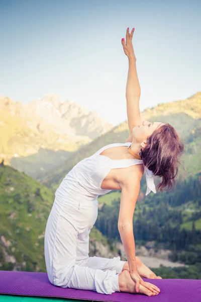 Caucasian woman doing yoga at mountain — Stock Photo, Image
