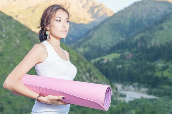 Красивая азиатка с ковриком для йоги собирается фитнес-упражнения — стоковое фото