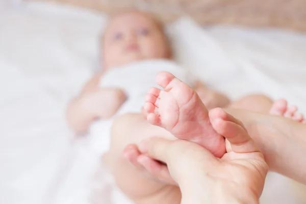 Mother makes healthy massage for baby — ストック写真