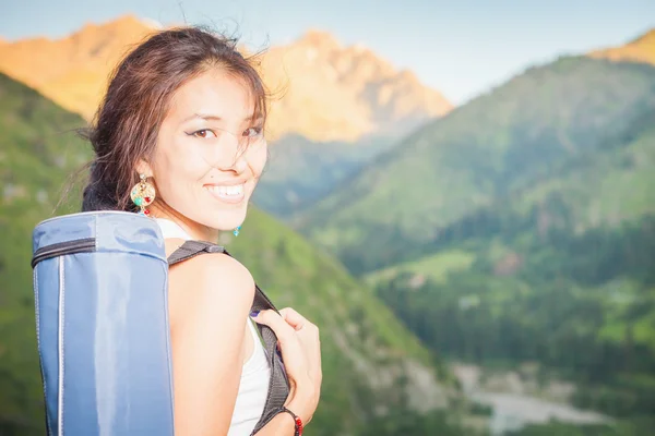 Felice donna asiatica con tappetino yoga andando a esercizi di fitness — Foto Stock