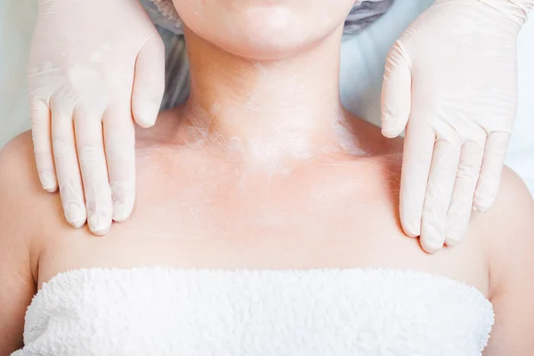 Woman in spa salon receiving skin treatment with body cream — Stok fotoğraf