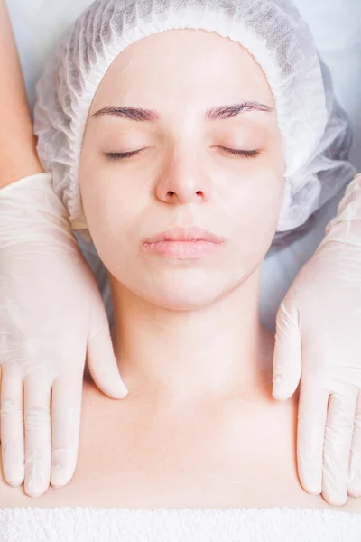 Frau im Wellness-Salon erhält Hautbehandlung mit Körpercreme — Stockfoto