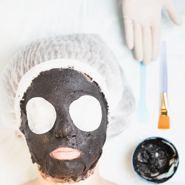 Rejuvenation and skincare in spa salon with mud face mask — Stock Photo, Image