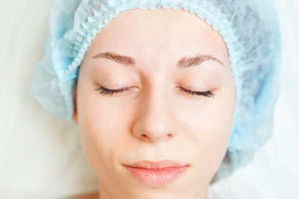 Resultado depois do tratamento cosmetology de rejuvenescimento e correção de sobrancelha — Fotografia de Stock