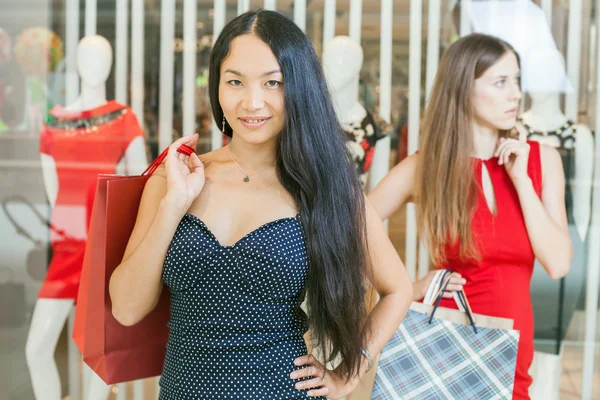Alışveriş merkezine iki moda kız arkadaşım — Stok fotoğraf