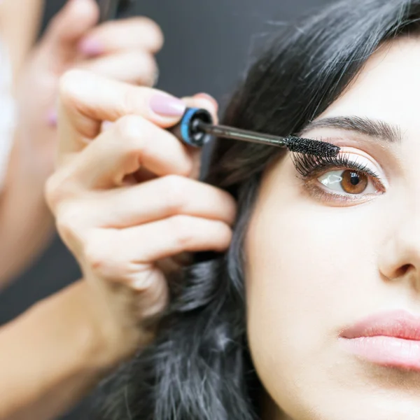 Makeup artist doing make up for beautiful arabian woman — Stock Photo, Image