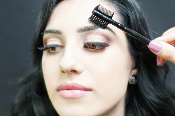 Maquilleuse faisant maquillage pour belle femme arabe — Photo