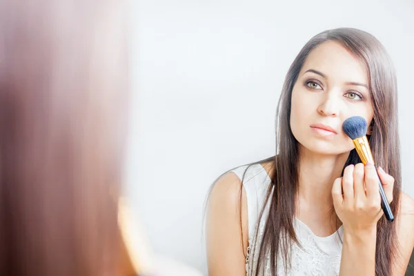 Truccatore donna facendo make-up utilizzando pennello cosmetico per te — Foto Stock