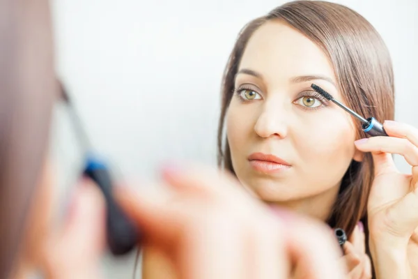 Makeup artist woman doing make-up using cosmetic brush for yourself — Stock Photo, Image