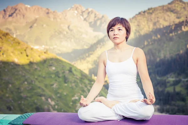 Bela mulher asiática relaxante e meditando ao ar livre na montanha — Fotografia de Stock