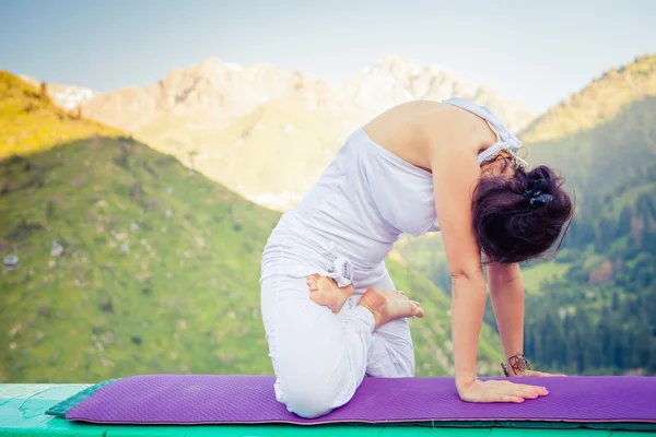 Young woman doing yoga outdoor at mountain — Stock Photo, Image