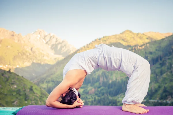 Mulher asiática fazendo ioga na montanha — Fotografia de Stock