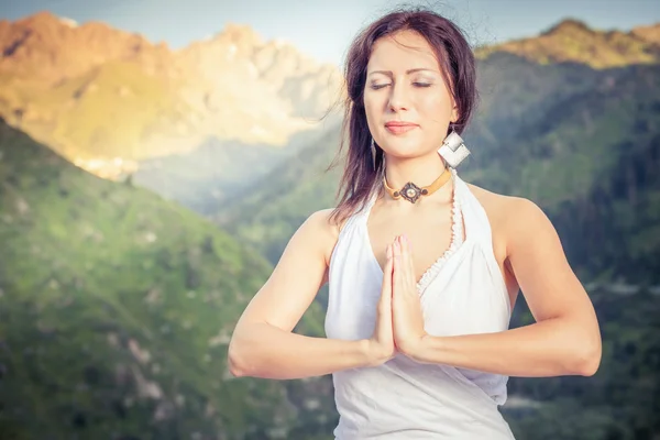 Beautiful woman relaxing and meditating outdoor at mountain — Stok fotoğraf