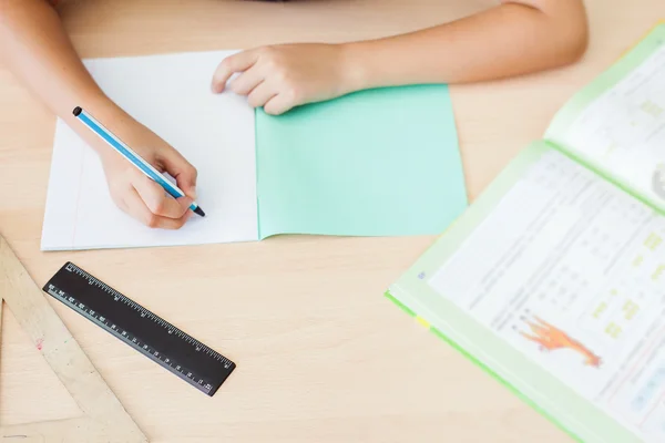 Fondo de escritorio del estudiante sentado en el escritorio para el trabajo en clase —  Fotos de Stock