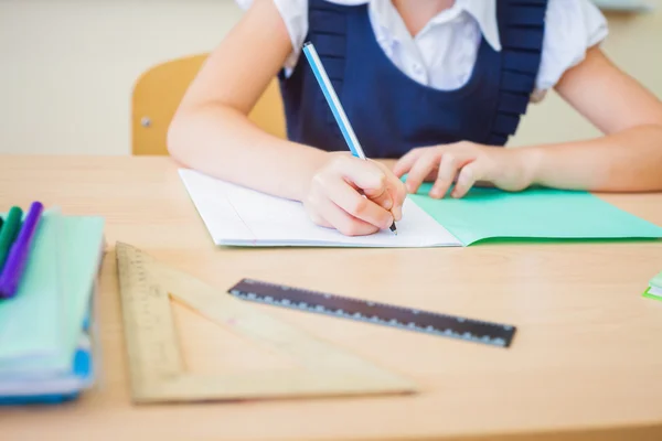 Fondo de escritorio del estudiante sentado en el escritorio para el trabajo en clase —  Fotos de Stock