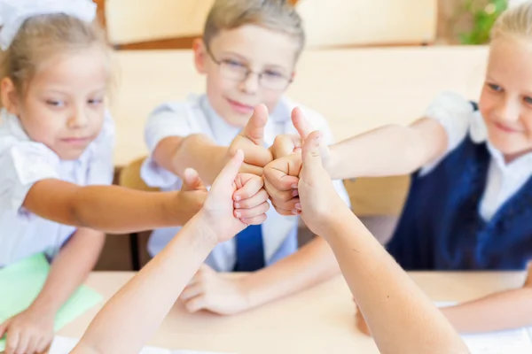 Erfolgreiche Kindergruppe in der Schule mit Daumen-hoch-Geste — Stockfoto