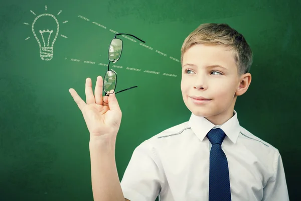 Kreativer und smarter Schüler hat eine Idee an der Tafel — Stockfoto