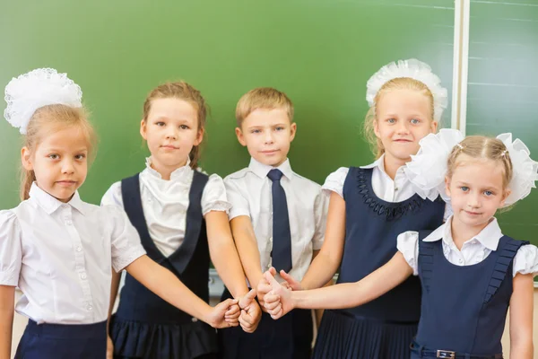 Успешная группа детей в школе с большим пальцем вверх жестом — стоковое фото