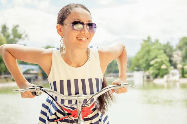 Delight and enjoyment asian woman travel to Paris by bicycle — Stock Photo, Image