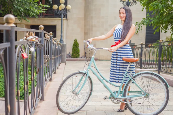 Beautiful asian woman travel at asia by city vintage bicycle — Stock Photo, Image