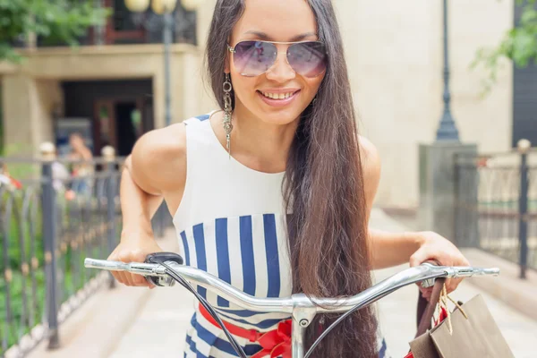 Fashion woman with bags and bike, shopping travel to Italy — Stock Photo, Image