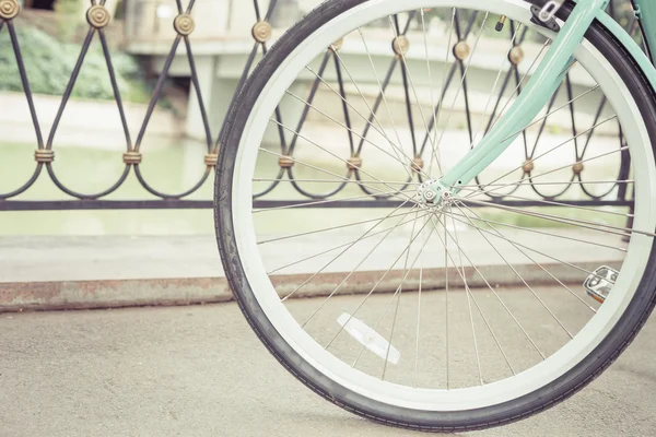 Bicicleta de ciudad vintage azul, concepto de actividad y estilo de vida saludable — Foto de Stock