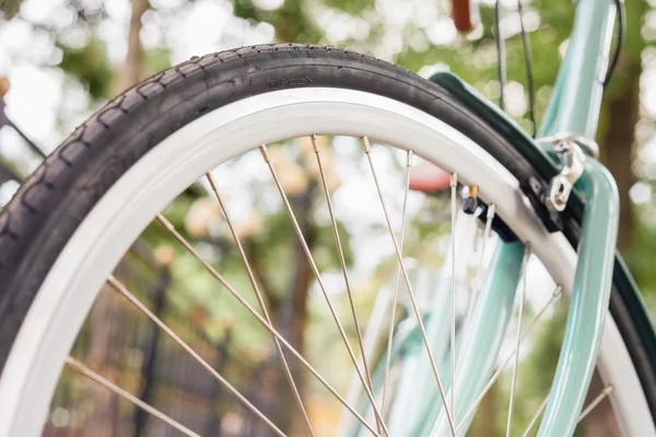 Bicicletta da città vintage blu, concetto di attività e stile di vita sano — Foto Stock