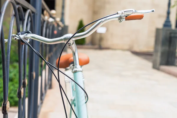 Hermosa ciudad bicicleta vintage para viajar en Europa — Foto de Stock