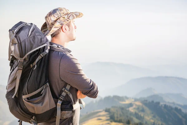 Escalada de adultos jóvenes en la cima de la cumbre — Foto de Stock