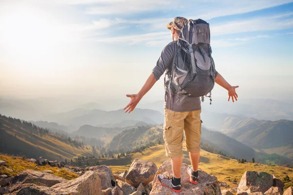 Escalada de adultos jóvenes en la cima de la cumbre —  Fotos de Stock