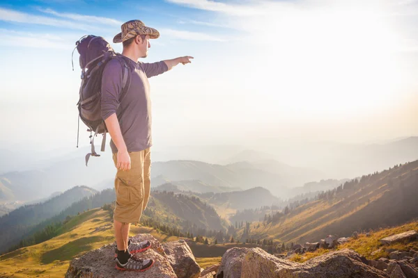 Lezení mladý dospělý v horní části summitu — Stock fotografie