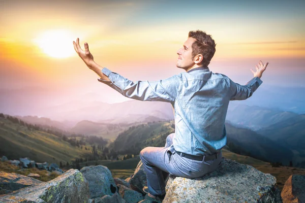 Hombre de negocios en la cima de la montaña sentado y pensando — Foto de Stock