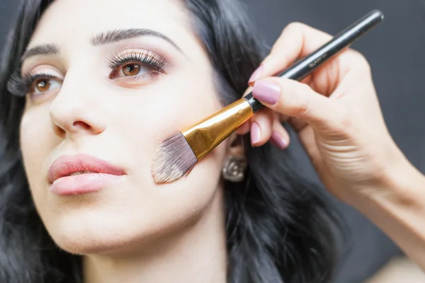 Vacker kvinna på skönhetssalongen får makeup — Stockfoto