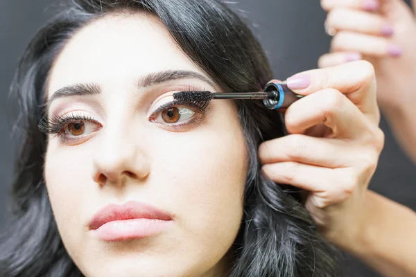 Makeup artist doing make up for beautiful arabian woman — Stock Photo, Image