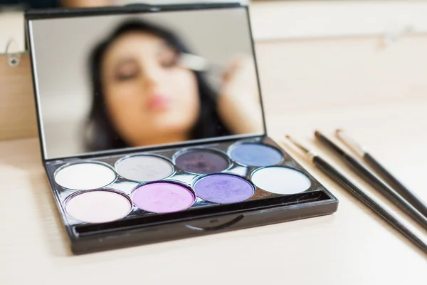 Makeup artist woman doing make-up using cosmetic brush for yourself — Stock Photo, Image