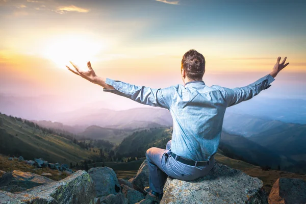 Hombre de negocios en la cima de la montaña sentado y pensando —  Fotos de Stock