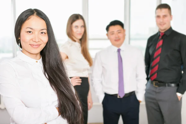 Successo asiatico business donna con business team — Foto Stock