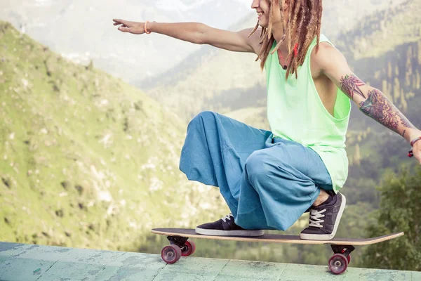 Hippie junger und gutaussehender Mann mit Longboard-Skateboard am Berg — Stockfoto