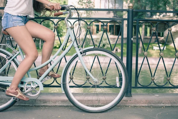 Bicicleta de ciudad vintage azul, concepto de actividad y estilo de vida saludable — Foto de Stock