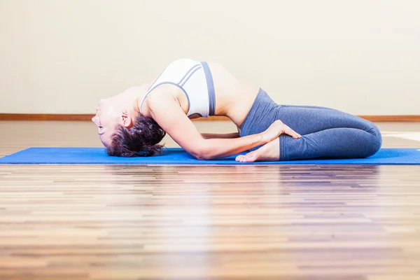 Kvinnan gör utövandet av yoga inomhus — Stockfoto