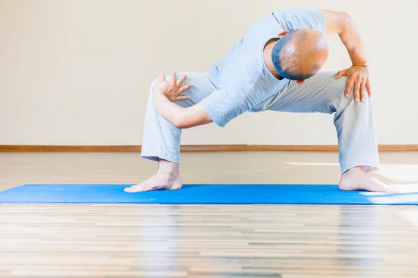 Pria asia yang terilhami melakukan latihan yoga di dalam ruangan — Stok Foto