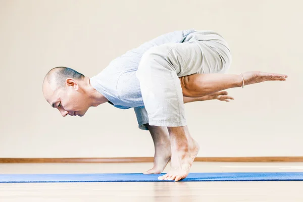 Inspirado asiático hombre haciendo ejercicio de yoga indoor —  Fotos de Stock