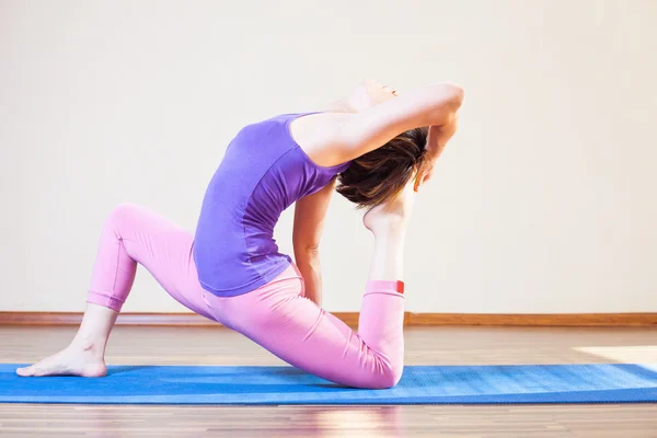 Inspirada mujer asiática haciendo ejercicio de yoga indoor —  Fotos de Stock