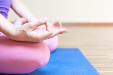 Tanınmayan kişi yapıyor ve meditasyon yoga egzersiz kapalı
