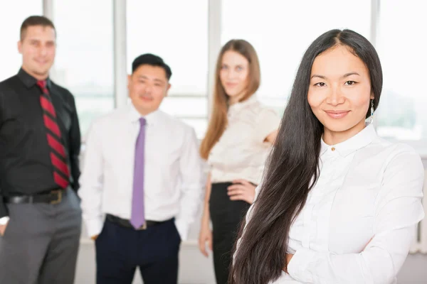 Successo asiatico business donna con business team — Foto Stock
