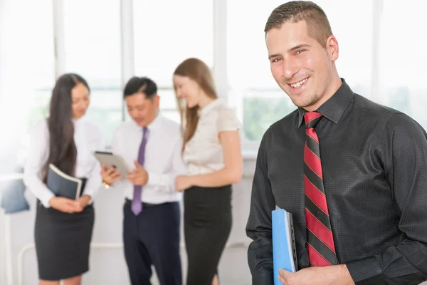 Giovane uomo d'affari di successo e il suo team di lavoro — Foto Stock