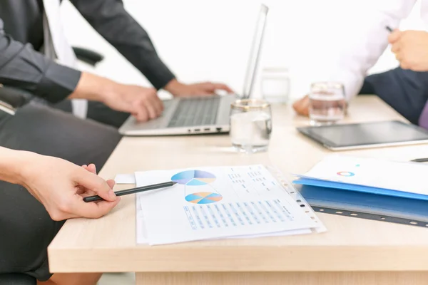 Gráfico de primer plano y gráficos sobre la mesa durante la reunión de negocios — Foto de Stock