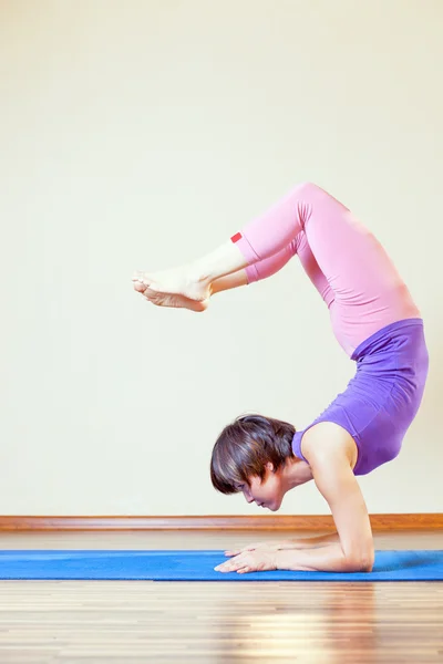 Asiatisk kvinna gör utövandet av yoga på mat — Stockfoto